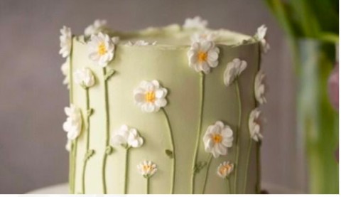 Torta con flores decorativas